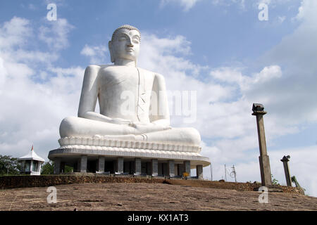 Bianco grande statua del Buddha in Kurunegala, Sri Lanka Foto Stock