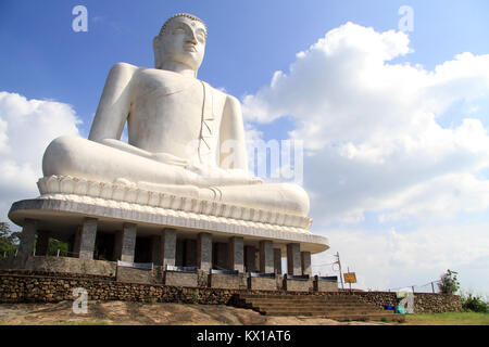 Bianco grande statua del Buddha in Kurunegala, Sri Lanka Foto Stock