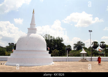 Monaco a piedi vicino al bianco stupa in Anuradhapura, Sri Lanka Foto Stock