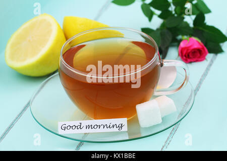 Buona mattina card con tazza di tè al limone e rosa rosa selvatica Foto Stock