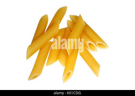 Penne pasta isolato su uno sfondo bianco Foto Stock