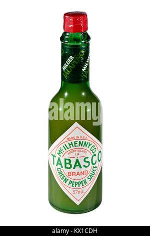 Una bottiglia di Tabasco salsa al pepe verde isolato su uno sfondo bianco Foto Stock