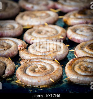 Grigliata di spiedini di diverse salsicce sul grill caldo Foto Stock