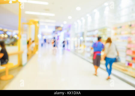 Immagine sfocata di persone a piedi per lo shopping al department store Foto Stock