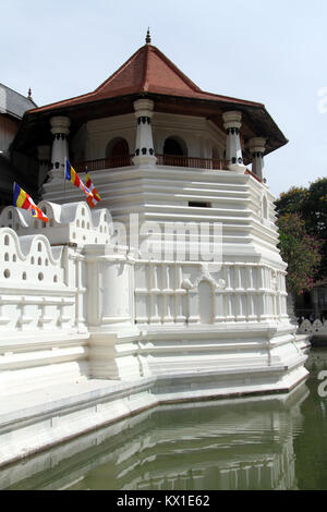 Torre sul angolo del tempio del Dente a Kandy, Sri Lanka Foto Stock