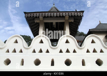 Torre con campana di bronzo nel tempio del Dente a Kandy, Sri Lanka Foto Stock