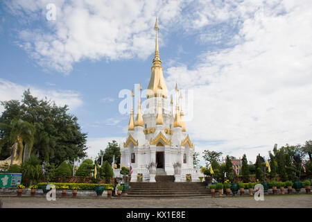 Il bianco e il golden chedi del Wat Tham Khuha Sawan Tempio Amphoe Khong Chiam, Ubon Ratchathani, Thailandia per visitare la gente e il rispetto di pregare il Buddha statu Foto Stock