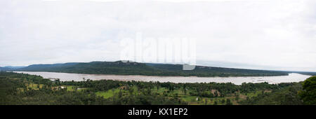 Vista aerea del paesaggio del fiume Mekong da scogliere al di sopra del Mekong a Pha Taem National Park in Ubon Ratchathani, Thailandia Foto Stock