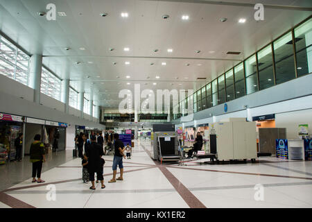 La gente in attesa di volo con i passeggeri in arrivo e in partenza e utilizzare Airport Baggage scanner in aeroporto su Settembre 17, 2017 in Ubon Ratchathani, Thailandi Foto Stock