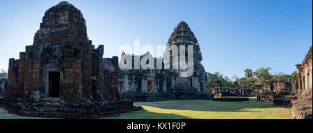 Ampio angolo di visione di prasat hin phimai storico importante meta di viaggio in nakorn ratchasima orientale del nord della Thailandia Foto Stock