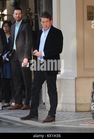 Beverly Hills, Stati Uniti. 05 gen 2018. Hugh Grant lasciando il premio AFI pranzo presso il Four Season Hotel di Beverly Hills. Il 05 gennaio 2018 Credit: Gtres Información más Comuniación on line, S.L./Alamy Live News Foto Stock