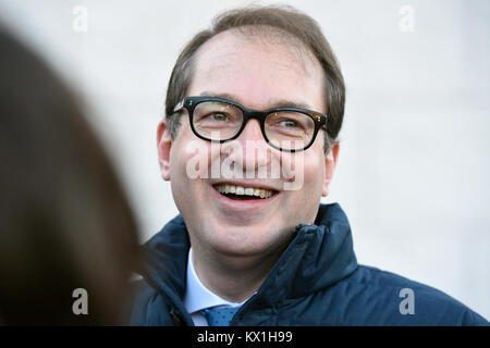 Seeon, Germania. 06 gen 2018. Ministro dei Trasporti tedesco e leader politico del cristiano sociale europea (CSU), Alexander Dobrindt, sorride all'arrivo per l'incontro conclusivo della CSU invernale annuale conferenza presso il convento di Seeon in Seeon, Germania, 06 gennaio 2018. Credito: Andreas Gebert/dpa/Alamy Live News Foto Stock