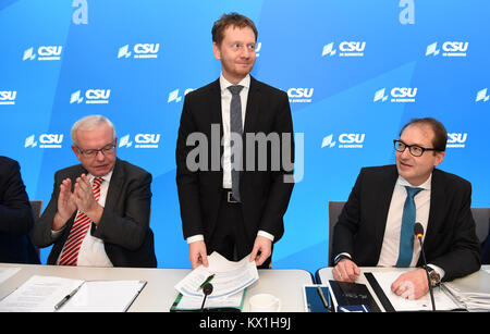 Seeon, Germania. 06 gen 2018. Il leader del cristiano sociale europea (CSU) gruppo parlamentare bavarese del parlamento statale, Thomas Kreuzer (L-R), Sassonia il Premier Michael Kretschmer e il ministro dei Trasporti tedesco e leader politico del cristiano sociale europea (CSU), Alexander Dobrindt, sedersi accanto a ogni altro durante l'incontro conclusivo della CSU annuale della conferenza invernale presso il convento di Seeon in Seeon, Germania, 06 gennaio 2018. Credito: Andreas Gebert/dpa/Alamy Live News Foto Stock