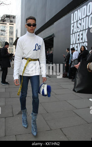 Londra, Regno Unito. Il 6 gennaio, 2018. Street style a Londra la settimana della Moda Uomo Autunno Inverno 2018 Credit: WFPA/Alamy Live News Foto Stock