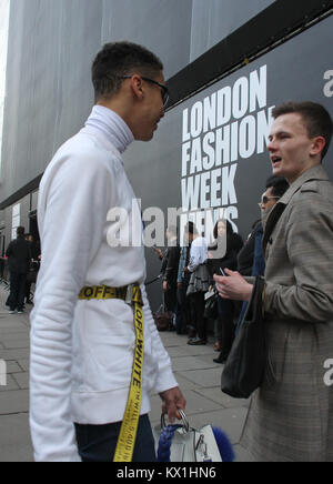 Londra, Regno Unito. Il 6 gennaio, 2018. Street style a Londra la settimana della Moda Uomo Autunno Inverno 2018 Credit: WFPA/Alamy Live News Foto Stock