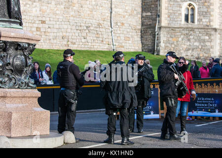 Windsor, Regno Unito. Il 6 gennaio, 2018. Armati pesantemente e funzionari di polizia da Thames Valley Police sul dazio per la cerimonia del Cambio della guardia al Castello di Windsor. Credito: Mark Kerrison/Alamy Live News Foto Stock