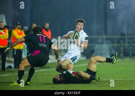 Parma, Italia. 06 gennaio 2018. Warrior" centro Huw Jones cerca di sostegno per la partita contro le zebre rugby club nel Guinness PRO14 2017/2018. Massimiliano Carnabuci/Alamy Live News Foto Stock