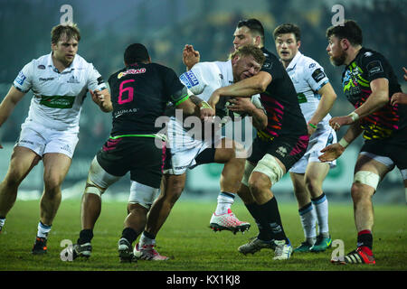 Parma, Italia. 06 gennaio 2018. Guerrieri' prop Siua Halanukonuka tenta di rompere un affrontare nella partita contro le zebre rugby club nel Guinness PRO14 2017/2018. Massimiliano Carnabuci/Alamy Live News Foto Stock