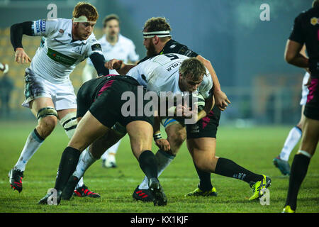 Parma, Italia. 06 gennaio 2018. Guerrieri' bloccare Jonny grigio si rompe un doppio affrontare nella partita contro le zebre rugby club nel Guinness PRO14 2017/2018. Massimiliano Carnabuci/Alamy Live News Foto Stock