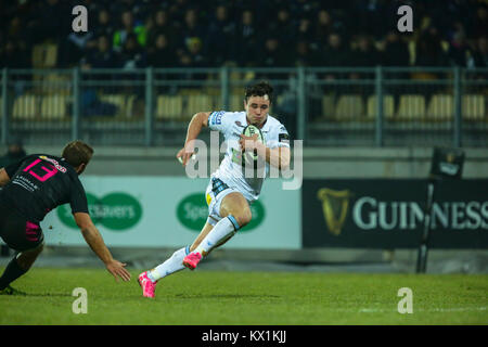 Parma, Italia. 06 gennaio 2018. Guerrieri' ala Lee Jones con un passo laterale nella partita contro le zebre rugby club nel Guinness PRO14 2017/2018. Massimiliano Carnabuci/Alamy Live News Foto Stock