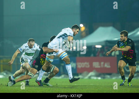 Parma, Italia. 06 gennaio 2018. Guerrieri' n8 Adam Ashe si rompe un placcaggio nella partita contro le zebre rugby club nel Guinness PRO14 2017/2018. Massimiliano Carnabuci/Alamy Live News Foto Stock