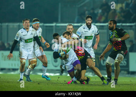 Parma, Italia. 06 gennaio 2018. Guerrieri' ala Niko Matawalu tenta di resistere ad un affrontare nella partita contro le zebre rugby club nel Guinness PRO14 2017/2018. Massimiliano Carnabuci/Alamy Live News Foto Stock