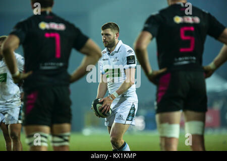 Parma, Italia. 06 gennaio 2018. Guerrieri' fly metà Finn Russell calci in contatto nella partita contro le zebre rugby club nel Guinness PRO14 2017/2018. Massimiliano Carnabuci/Alamy Live News Foto Stock