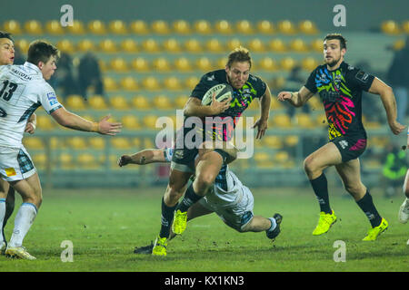 Parma, Italia. 06 gennaio 2018. Zebre rugby club center Giulio Bisegni spezza un affrontare la partita contro i guerrieri di Glasgow nel Guinness PRO14 2017/2018. Massimiliano Carnabuci/Alamy Live News Foto Stock