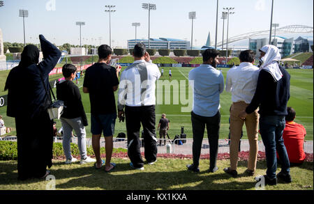 Doha in Qatar. Il 6 gennaio, 2018. Spettatori osservare la sessione di formazione della Bundesliga tedesca team Bayern Monaco di Baviera a Doha, in Qatar, 6 gennaio 2018. La squadra del FC Bayern Monaco di Baviera si sta preparando per la restante Stagione della Bundesliga in un campo di addestramento in Qatar. Credito: Sven Hoppe/dpa/Alamy Live News Foto Stock