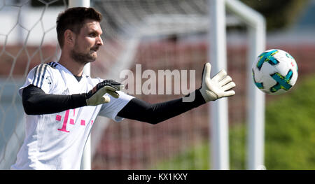 Doha in Qatar. Il 6 gennaio, 2018. Il Bayern Monaco di Baviera Sven Ulreich partecipa a una sessione di formazione a Doha, in Qatar, 6 gennaio 2018. La squadra del FC Bayern Monaco di Baviera si sta preparando per la restante Stagione della Bundesliga in un campo di addestramento in Qatar. Credito: Sven Hoppe/dpa/Alamy Live News Foto Stock