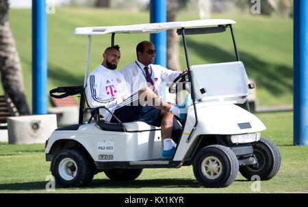 Doha in Qatar. Il 6 gennaio, 2018. Il Bayern Monaco è Arturo Vidal arriva alla sessione di formazione a Doha, in Qatar, 6 gennaio 2018. La squadra del FC Bayern Monaco di Baviera si sta preparando per la restante Stagione della Bundesliga in un campo di addestramento in Qatar. Credito: Sven Hoppe/dpa/Alamy Live News Foto Stock