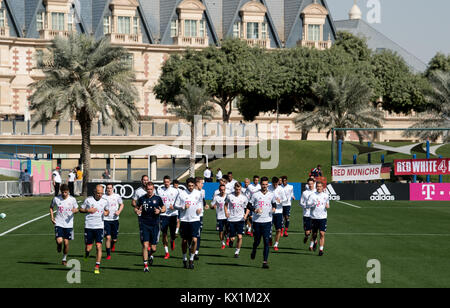 Doha in Qatar. Il 6 gennaio, 2018. Il Bayern Monaco di Baviera i giocatori di partecipare a una sessione di formazione a Doha, in Qatar, 6 gennaio 2018. La squadra del FC Bayern Monaco di Baviera si sta preparando per la restante Stagione della Bundesliga in un campo di addestramento in Qatar. Credito: Sven Hoppe/dpa/Alamy Live News Foto Stock