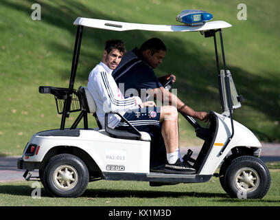 Doha in Qatar. Il 6 gennaio, 2018. Il Bayern Monaco di Baviera Javi Martinez arriva a una sessione di formazione a Doha, in Qatar, 6 gennaio 2018. La squadra del FC Bayern Monaco di Baviera si sta preparando per la restante Stagione della Bundesliga in un campo di addestramento in Qatar. Credito: Sven Hoppe/dpa/Alamy Live News Foto Stock