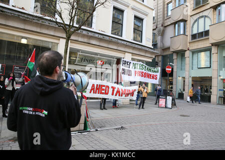 Manchester, Regno Unito. Il 6 gennaio, 2018. Manchester, Regno Unito. Il 6 gennaio, 2018. I manifestanti radunati fuori HSBC Bank durante una manifestazione per chiedere la libertà di Ahed Tamimi e altri bambini palestinesi detenuti nelle prigioni israeliane. L'azione del gruppo HSBC afferma che i fondi da Israele e che continueranno a tenere regolari proteste al di fuori della banca della città, Manchester, 6 gennaio, 2018 (C)Barbara Cook/Alamy Live News Credito: Barbara Cook/Alamy Live News Foto Stock