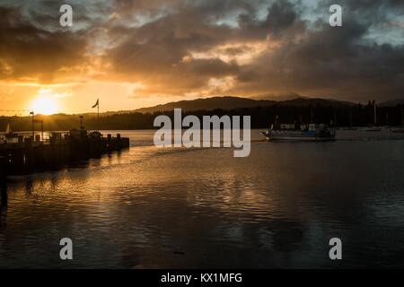 Waterhead Bay, il lago Windermere, ambleside, cumbria, 6 gennaio 2018 tardo pomeriggio tramonto come ther sole scende oltre il Lago di Windermere Credito: David Billinge/Alamy Live News Foto Stock