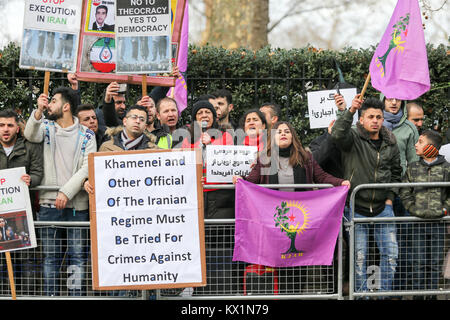 Londra, Regno Unito. 6 gennaio, 2018. La protesta e rally al di fuori dell'Ambasciata della Repubblica Islamica di Iran. 6 Gen, 2018. Per il supporto di più grandi proteste contro il governo che hanno avuto luogo nel paese a partire dal 2009. Credito: Penelope Barritt/Alamy Live News Foto Stock