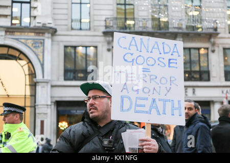 Londra, Regno Unito. 6 gennaio, 2017. Anti fur manifestanti dimostrare al di fuori del Canada. Il 6 gennaio, 2018. Negozio di oca in Regents Street. Credito: Penelope Barritt/Alamy Live News Foto Stock