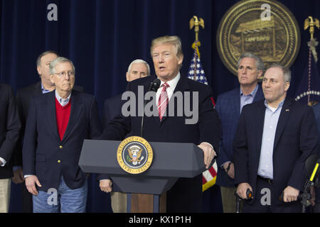 Thurmont, Maryland, Stati Uniti d'America. Il 6 gennaio, 2018. Il Presidente degli Stati Uniti, Trump rende commento ai media a Camp David, il rifugio presidenziale vicino Thurmont, Maryland dopo una serie di incontri con il personale, i membri del suo gabinetto e repubblicano membri del Congresso per discutere il repubblicano agenda legislativa per il 2018 su gennaio 6, 2018. Nella foto da sinistra a destra: Mike Pompeo, direttore della Central Intelligence Agency (CIA); usa il leader della maggioranza del Senato Mitch McConnell (Repubblicano del Kentucky); Vice Presidente USA Mike Pence; Presidente Trump; noi Casa maggioranza leader Kevin McCa Foto Stock