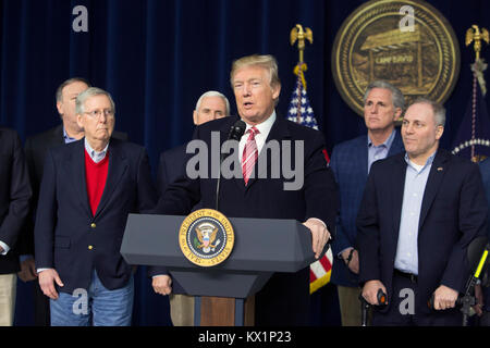 Il Presidente degli Stati Uniti, Trump rende commento ai media a Camp David, il rifugio presidenziale vicino Thurmont, Maryland dopo una serie di incontri con il personale, i membri del suo gabinetto e repubblicano membri del Congresso per discutere il repubblicano agenda legislativa per il 2018 su gennaio 6, 2018. Nella foto da sinistra a destra: Mike Pompeo, direttore della Central Intelligence Agency (CIA); usa il leader della maggioranza del Senato Mitch McConnell (Repubblicano del Kentucky); Vice Presidente USA Mike Pence; Presidente Trump; noi Casa maggioranza leader Kevin McCarthy (Repubblicano della California); e noi Casa maggioranza frusta Steve Foto Stock