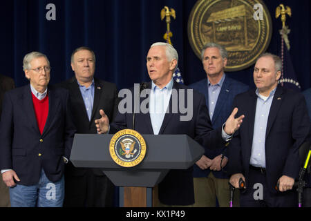Il Vicepresidente degli Stati Uniti Mike Pence parla a Camp David, il rifugio presidenziale vicino Thurmont, Maryland, dopo aver partecipato a riunioni con il presidente statunitense Trump, membri del suo gabinetto e repubblicano membri del Congresso per discutere il repubblicano agenda legislativa per il 2018 su gennaio 6, 2018. Nella foto da sinistra a destra: Nella foto da sinistra a destra: siamo il leader della maggioranza del Senato Mitch McConnell (Repubblicano del Kentucky); Mike Pompeo, direttore della Central Intelligence Agency (CIA); Vice Presidente Pence; noi Casa maggioranza leader Kevin McCarthy (Repubblicano della California); e noi Casa M Foto Stock