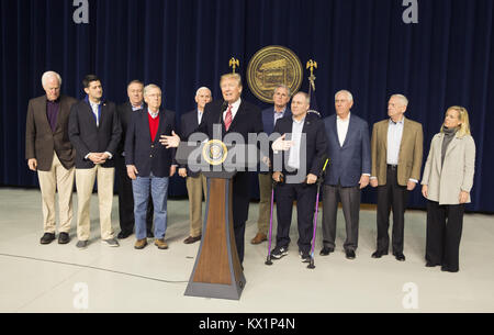 Thurmont, Maryland, Stati Uniti d'America. Il 6 gennaio, 2018. Il Presidente degli Stati Uniti, Trump rende commento ai media a Camp David, il rifugio presidenziale vicino Thurmont, Maryland dopo una serie di incontri con il personale, i membri del suo gabinetto e repubblicano membri del Congresso per discutere il repubblicano agenda legislativa per il 2018 su gennaio 6, 2018. Nella foto da sinistra a destra: noi della maggioranza del Senato frusta John Cornyn (Repubblicano del Texas); altoparlante della Camera dei rappresentanti degli Stati Uniti Paul Ryan (Repubblicano del Wisconsin); Mike Pompeo.direttore della Central Intelligence Agency (CIA); US Senate M Foto Stock