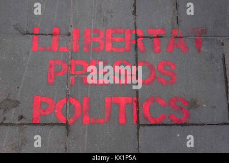 Barcellona, in Catalogna, Spagna. 25 Dic, 2017. Graffiti sul territorio urbano con il testo ''libertà, prigionieri politici''.A partire dal 2 dicembre 2013 quando il governo catalano presieduto da Artur Mas portare avanti la questione di un futuro referendum sull indipendenza in Catalogna, le strade e i balconi e le mura della città di Barcellona ha fornito uno spazio per la comunicazione tra blocchi politici. Le aspirazioni di libertà, indipendenza, identità, hanno diffuso come slogan in tutta la città di Barcellona Credito: SOPA/ZUMA filo/Alamy Live News Foto Stock