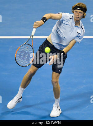 Doha in Qatar. Il 6 gennaio, 2018. Andrey Rublev della Russia colpisce un ritorno durante le singole di finale contro Gael Monfils della Francia al ATP Qatar aprire a Doha, in Qatar, il 6 gennaio 2018. Andrey Rublev hanno perso 0-2. Credito: Nikku/Xinhua/Alamy Live News Foto Stock