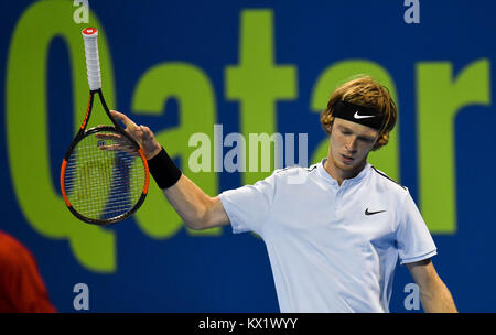 Doha in Qatar. Il 6 gennaio, 2018. Andrey Rublev della Russia reagisce durante le singole di finale contro Gael Monfils della Francia al ATP Qatar aprire a Doha, in Qatar, il 6 gennaio 2018. Andrey Rublev hanno perso 0-2. Credito: Nikku/Xinhua/Alamy Live News Foto Stock