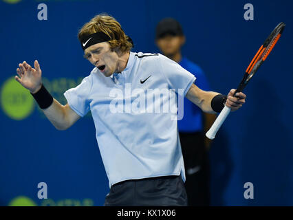 Doha in Qatar. Il 6 gennaio, 2018. Andrey Rublev della Russia reagisce durante le singole di finale contro Gael Monfils della Francia al ATP Qatar aprire a Doha, in Qatar, il 6 gennaio 2018. Andrey Rublev hanno perso 0-2. Credito: Nikku/Xinhua/Alamy Live News Foto Stock