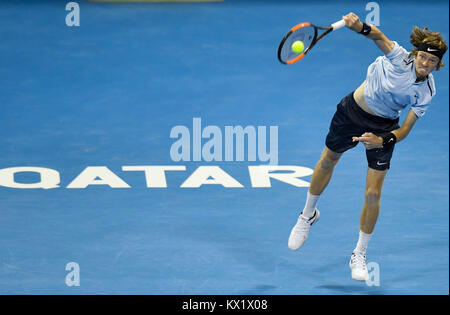 Doha in Qatar. Il 6 gennaio, 2018. Andrey Rublev della Russia serve durante le singole di finale contro Gael Monfils della Francia al ATP Qatar aprire a Doha, in Qatar, il 6 gennaio 2018. Andrey Rublev hanno perso 0-2. Credito: Nikku/Xinhua/Alamy Live News Foto Stock