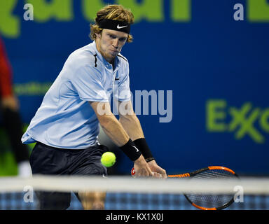 Doha in Qatar. Il 6 gennaio, 2018. Andrey Rublev della Russia colpisce un ritorno durante le singole di finale contro Gael Monfils della Francia al ATP Qatar aprire a Doha, in Qatar, il 6 gennaio 2018. Andrey Rublev hanno perso 0-2. Credito: Nikku/Xinhua/Alamy Live News Foto Stock