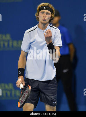 Doha in Qatar. Il 6 gennaio, 2018. Andrey Rublev della Russia reagisce durante le singole di finale contro Gael Monfils della Francia al ATP Qatar aprire a Doha, in Qatar, il 6 gennaio 2018. Andrey Rublev hanno perso 0-2. Credito: Nikku/Xinhua/Alamy Live News Foto Stock