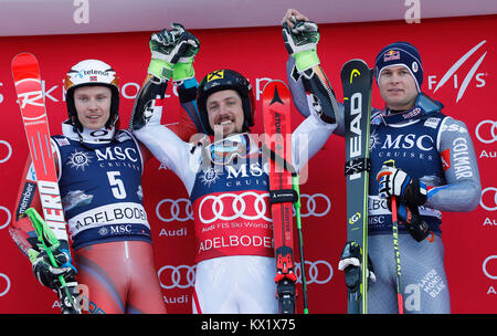 Adelboden, Svizzera. Il 6 gennaio, 2018. Henrik Kristoffersen (L) di Norvegia, Marcel Hirscher (C) di Austria e Alexis Pinturault di Francia celebrare dopo la seconda esecuzione di slalom gigante maschile gara al FIS Coppa del Mondo di Sci a Adelboden, Svizzera, Gennaio 6, 2018. Marcel Hirscher rivendicato il titolo con 2:28.63 in totale. Credito: Ruben Sprich/Xinhua/Alamy Live News Foto Stock