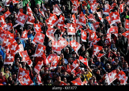 Adelboden, Svizzera. Il 6 gennaio, 2018. Spettatori allegria durante lo slalom gigante maschile in gara FIS Coppa del Mondo di Sci a Adelboden, Svizzera, Gennaio 6, 2018. Credito: Ruben Sprich/Xinhua/Alamy Live News Foto Stock